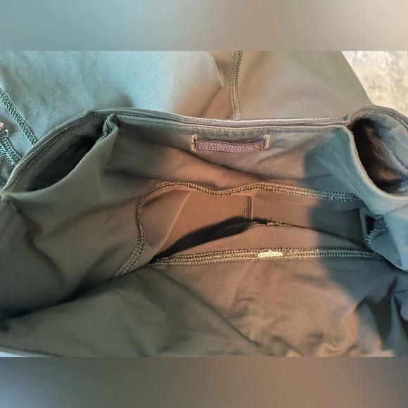 Lululemon Womens Lululemon Vent It Out Crop 17” Gator Green/Cyber Stripe size 4 - Picture 9 of 9